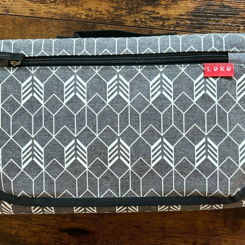 Lekebaby portable diaper pad. Silver, grey and black.